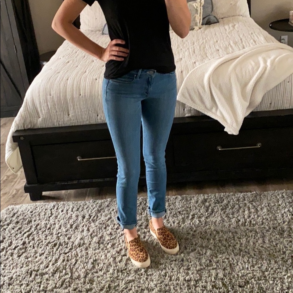 Levi’s Mid-Rise light wash skinny jeans